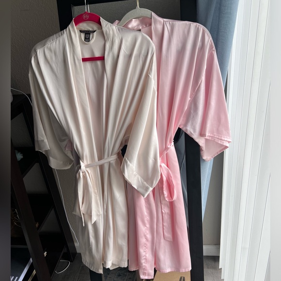 Set of two (2) satin robes - Picture 1 of 12